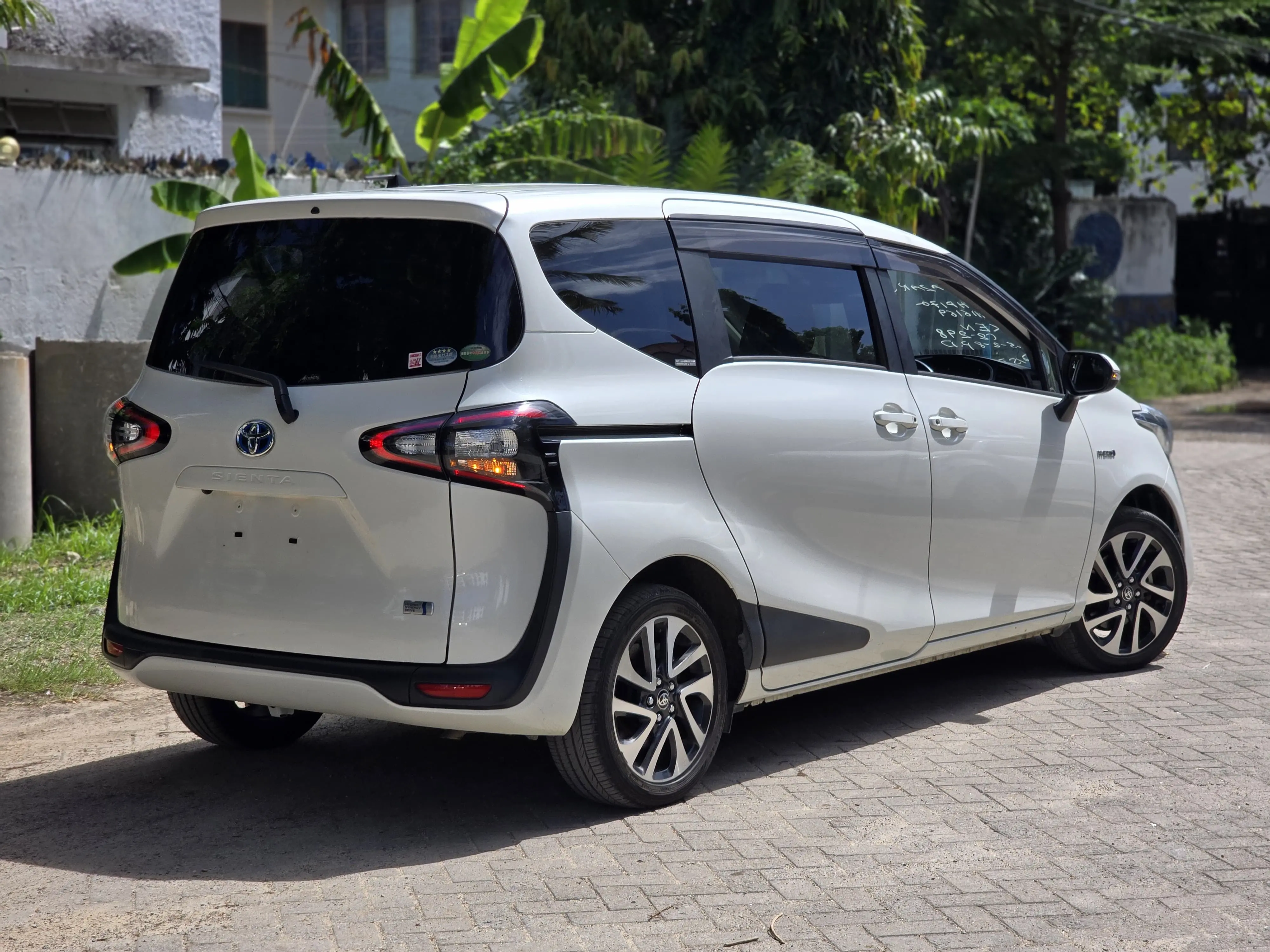 Toyota Sienta rear